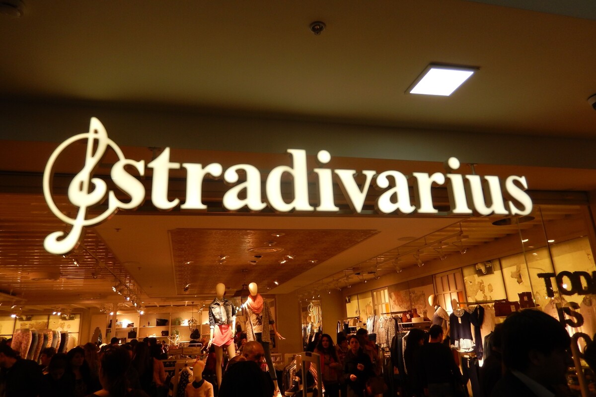 Cartell lluminÃ³s d'una botiga Stradivarius