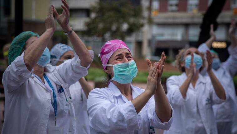 Una infermera de la clÃ­nica Girona s'emociona durant els minuts d'aplaudiments |David Aparicio