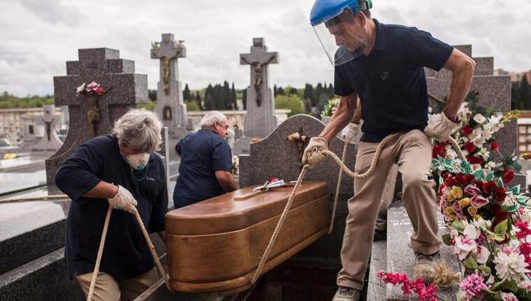 Treballadors del cementiri de l'Almudena enterren el taÃ¼t de Manuela Revuelta.