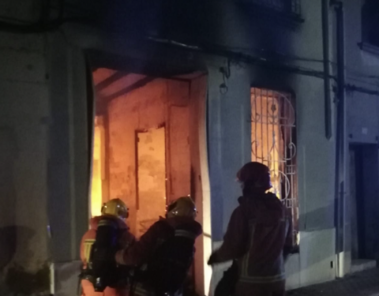 Un ferit amb cremades en l'incendi d'una planta baixa a Albalat de la Ribera