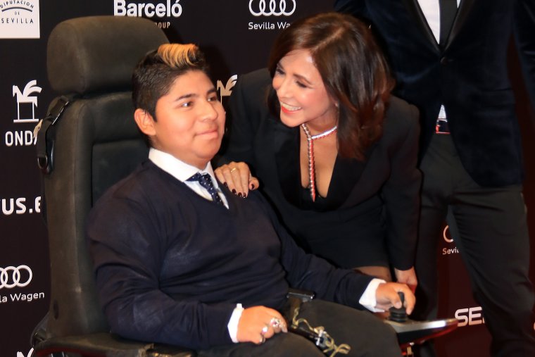 Isabel Gemio, muy feliz y emocionada, junto a su hijo Gustavo.