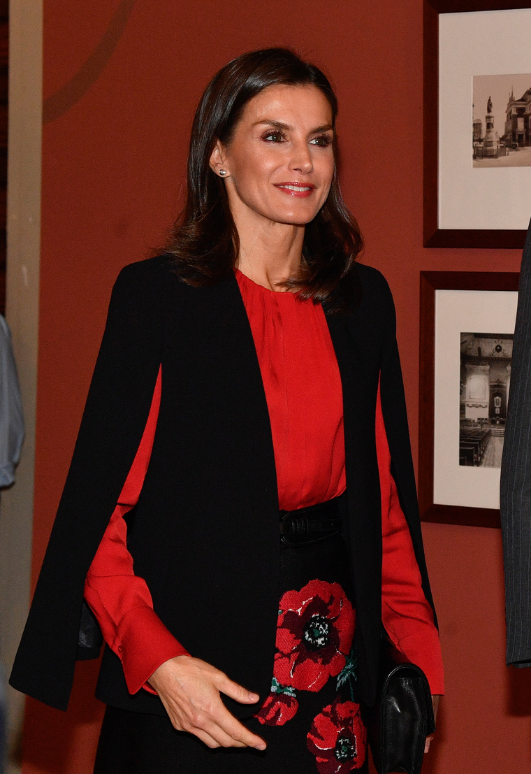 La reina LetÃ­cia arriba a Sevilla amb un vestit vermell