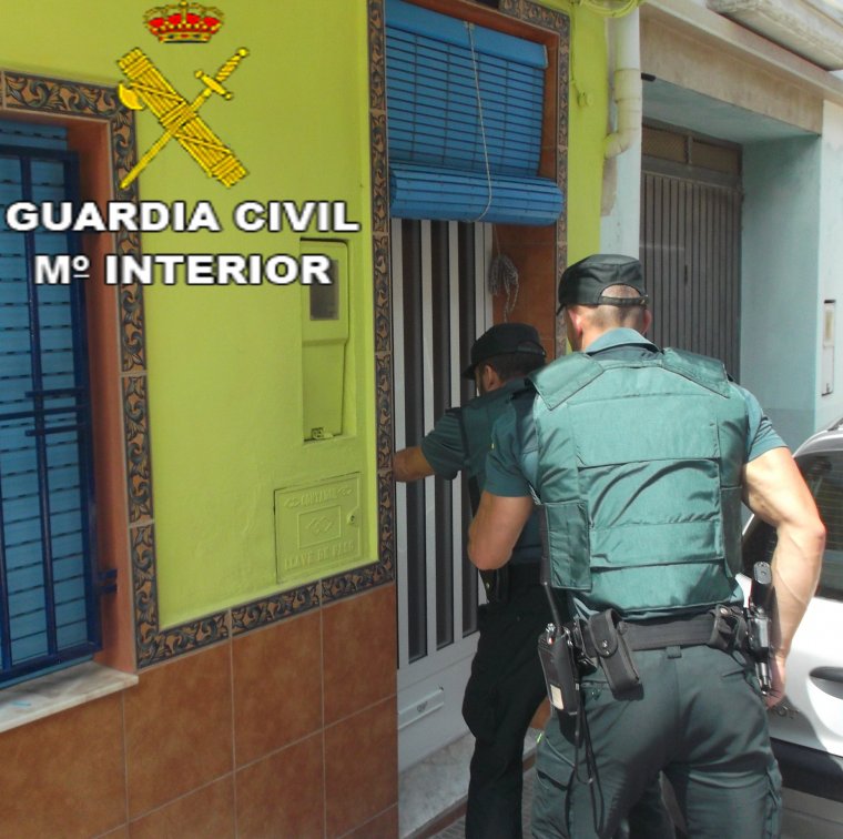 La GuÃ rdia Civil procedeix contra una persona que s'atrinxera en el seu habitatge amb un arma blanca a Carcaixent