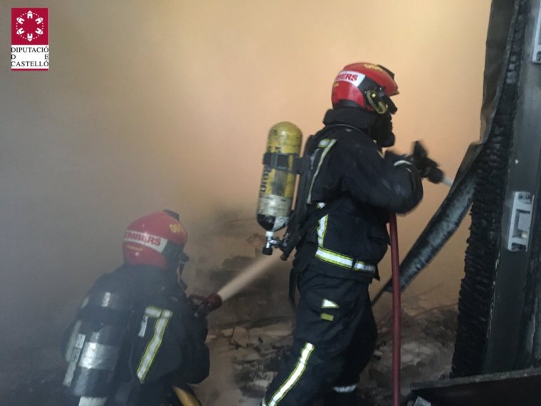 Els bombers treballen apagant el foc