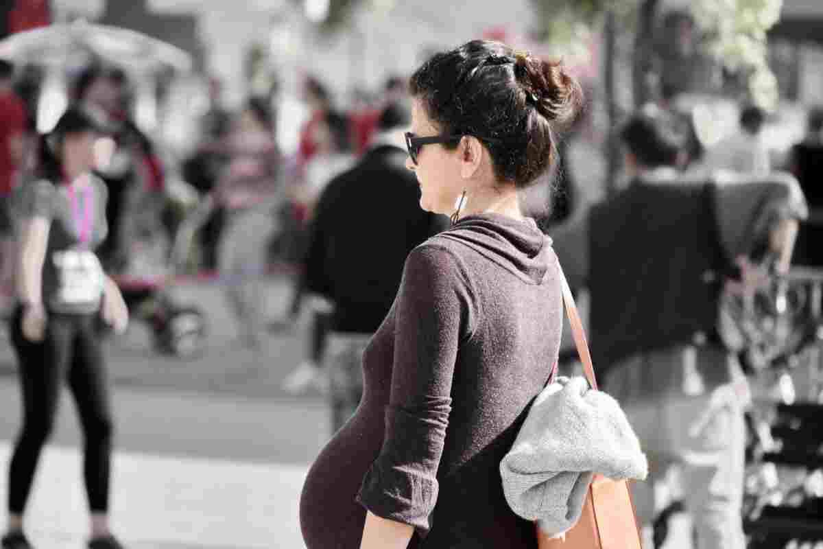 Dona embarassada en un carrer transitat