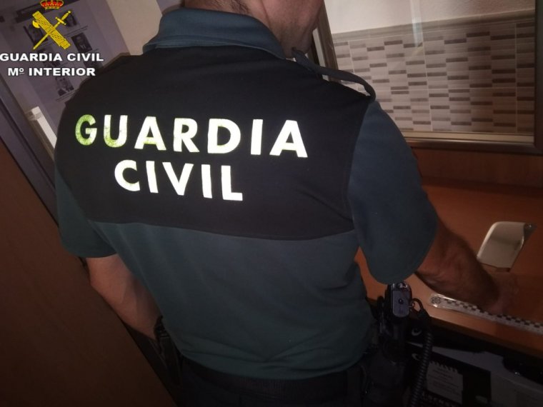 La GuÃ rdia Civil procedeix contra una persona que s'atrinxera en el seu habitatge amb un arma blanca a Carcaixent