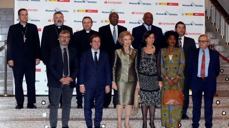 La reina Sofia amb els representants de Manos Unidas i l'alcade de Madrid a l'Auditori Nacional