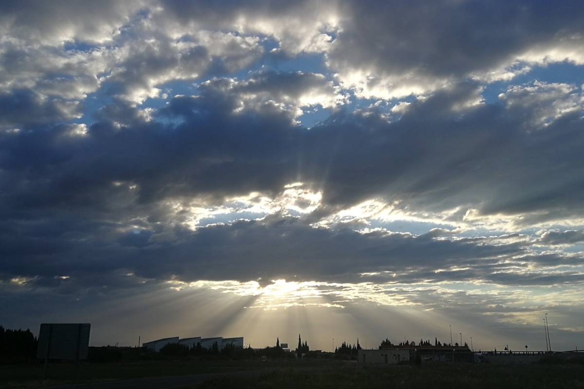 Imatge d'una sortida de sol entre alguns nÃºvols al Delta de l'Ebre