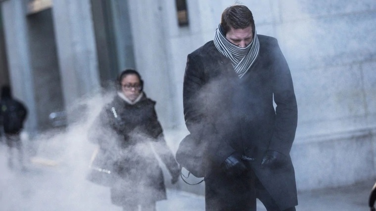 Imatge d'una gent amb fred en una ciutat