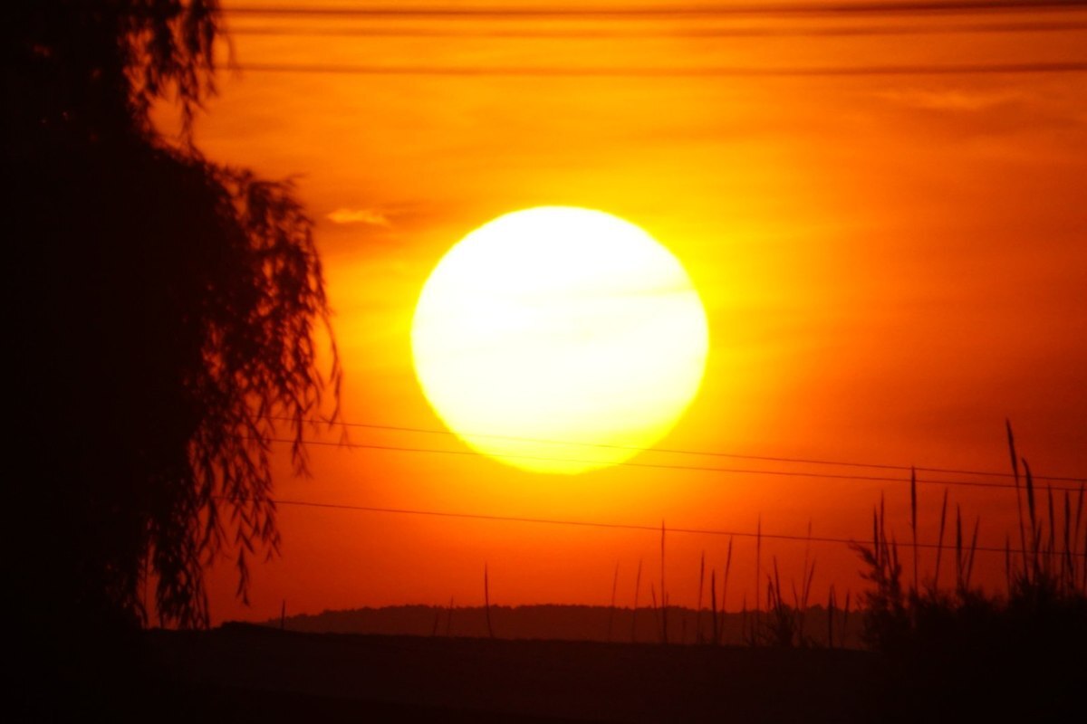 Imatge d'una sortida de sol a Verges, Baix EmpordÃ 