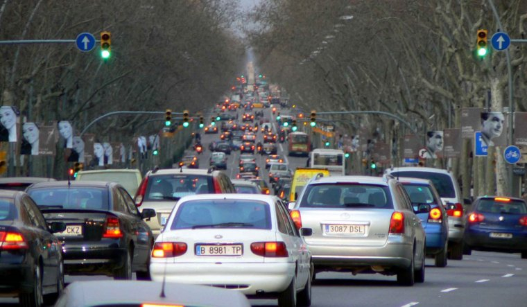 Imatge del trÃ fic dens que es viu cada dia al centre de Barcelona