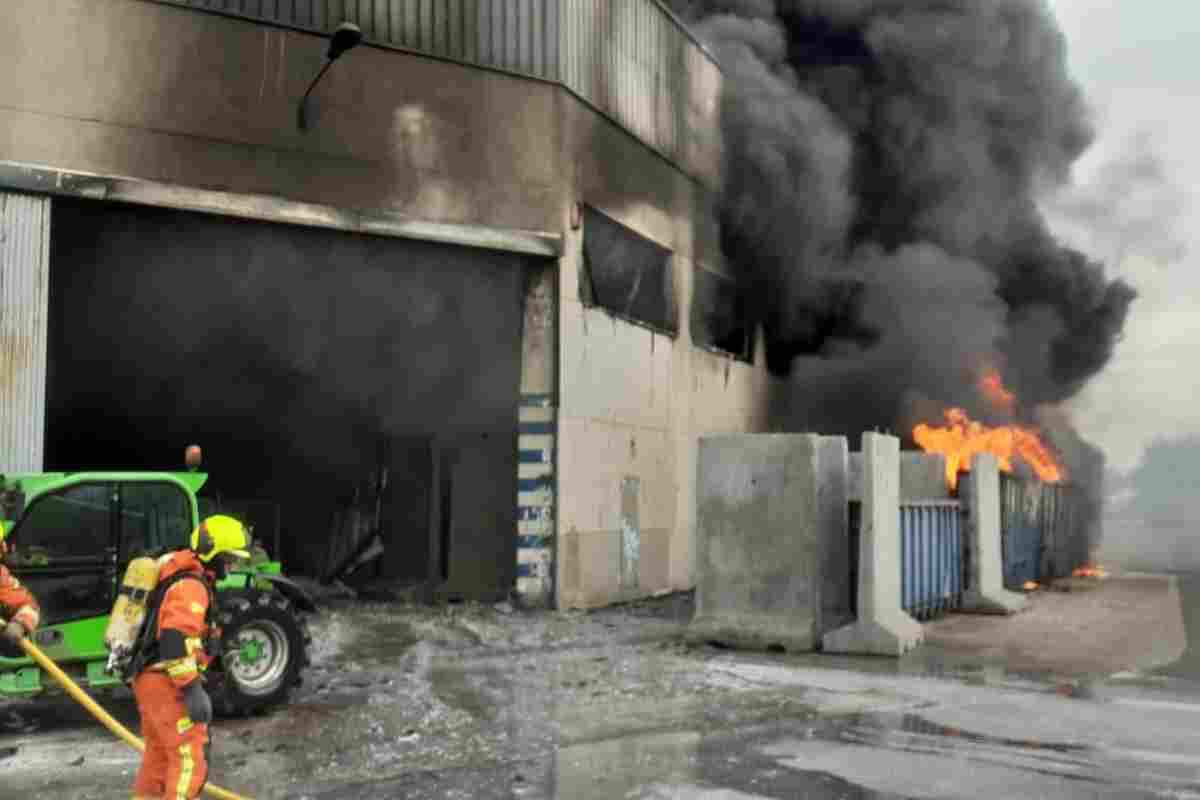 Bombers en l'extinciÃ³ d'un incendi en una fÃ brica d'Aldaia