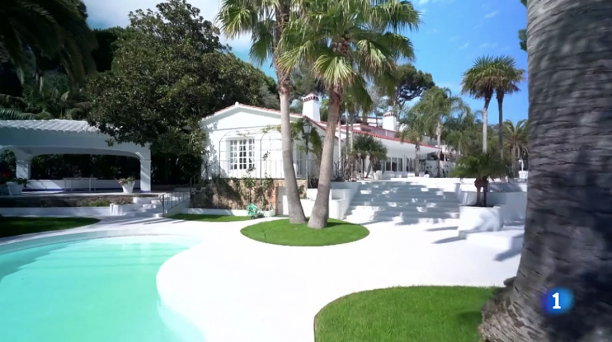 La casa compta amb piscina i jardins plens de palmeres