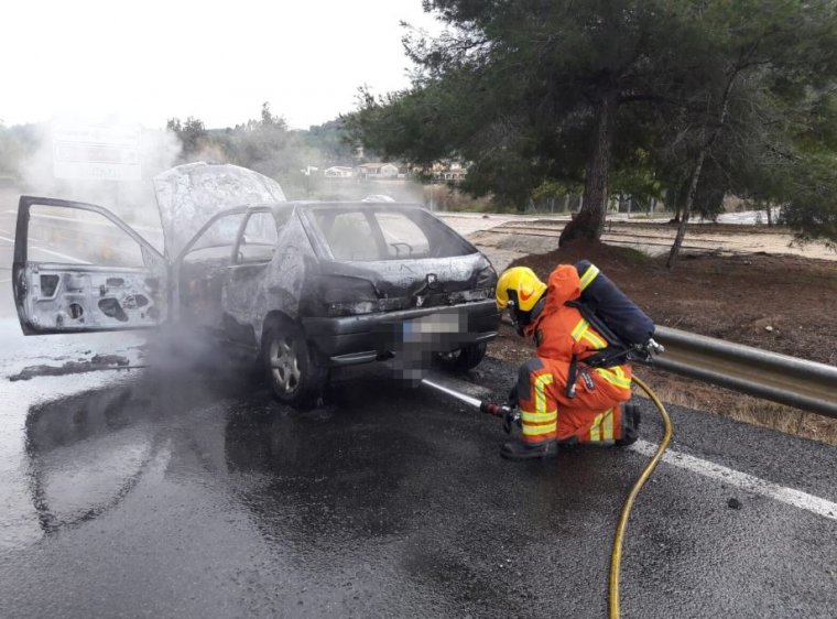 Un cotxe s'incendia a Alzira