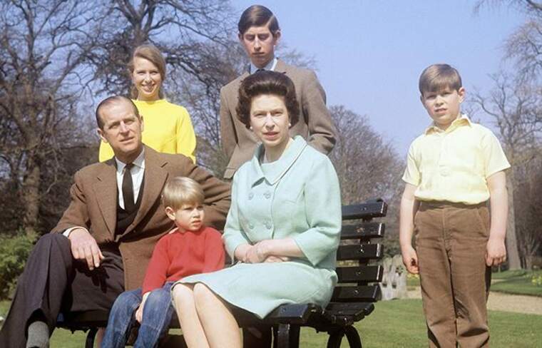 Foto familiar de la Reina Isabel II i el Duc d'Edimburg amb els seus fills quan eren menuts en el jardÃ­