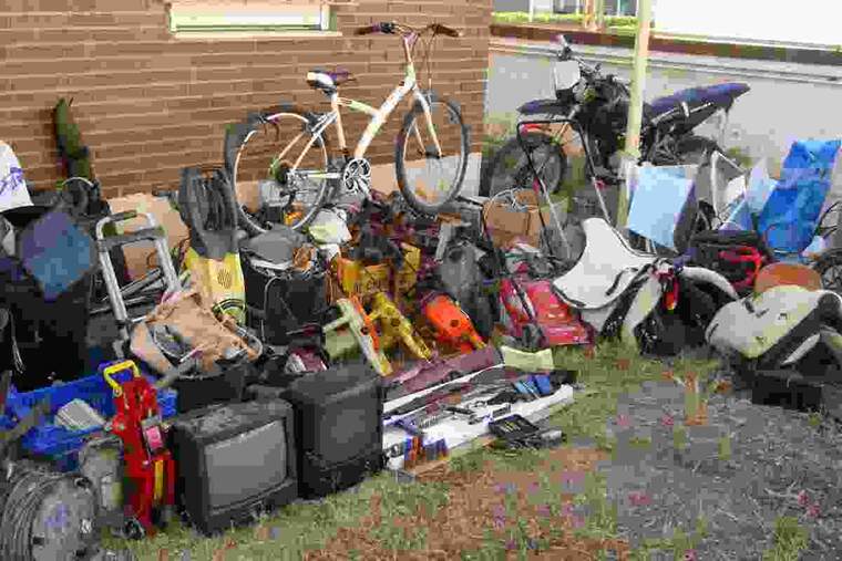 Objectes robats en els xalets de Llombai