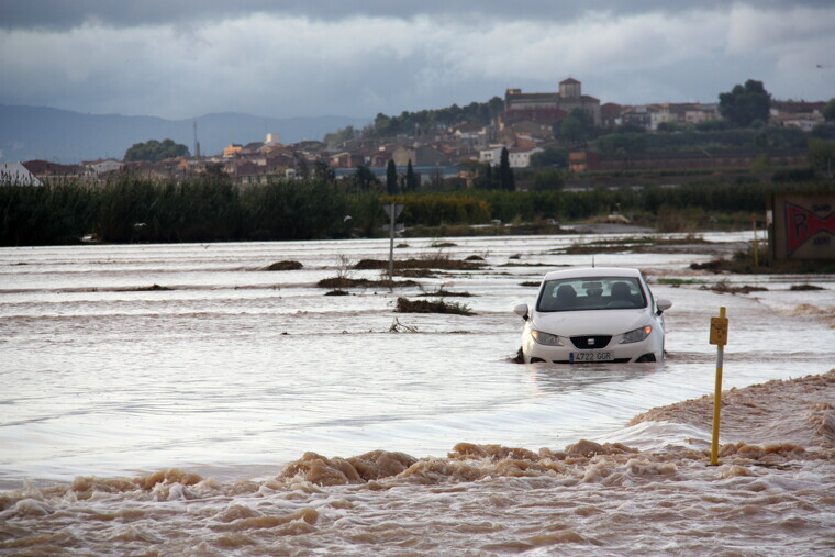Pla de detall d'un cotxe atrapat enmig de les inundacions causades pel temporal a la zona de Fondarella