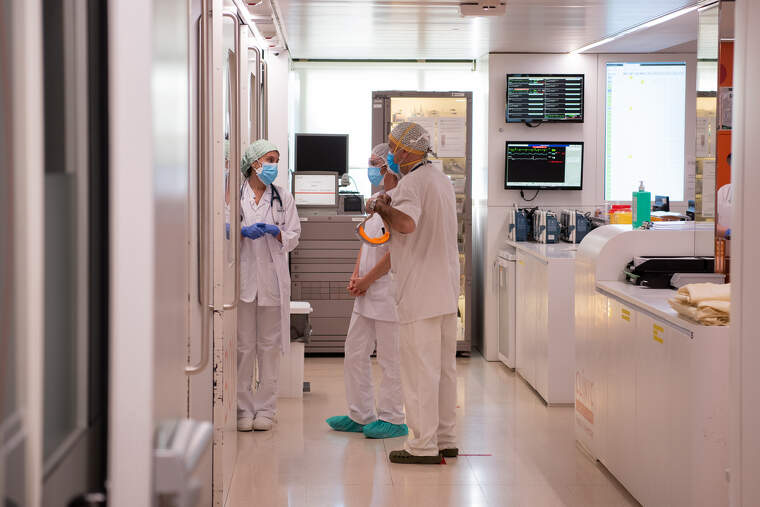 Professionals sanitaris atenent pacients de coronavirus a l'Hospital ClÃ­nic el 16 de maig de 2020