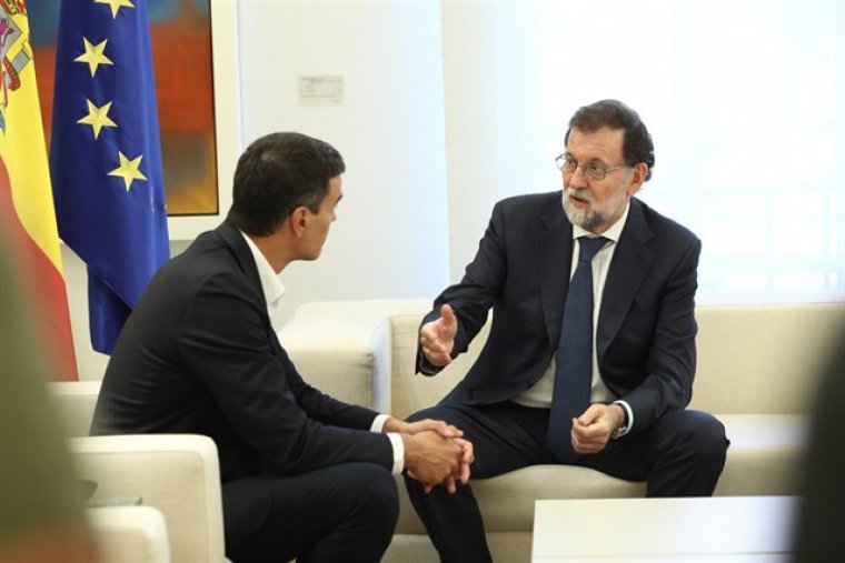 El presidente del gobierno, Mariano Rajoy, y el secretario general del PSOE, Pedro SÃ¡nchez