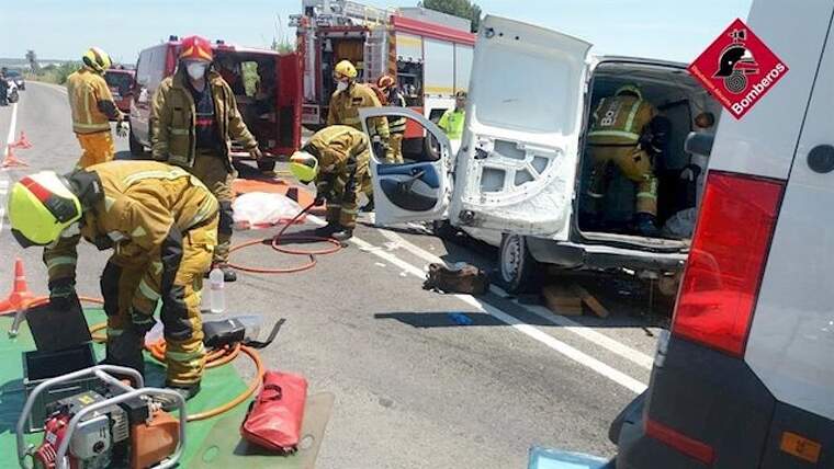 Els bombers treballant per a rescatar un dels conductors atrapats en l'accident