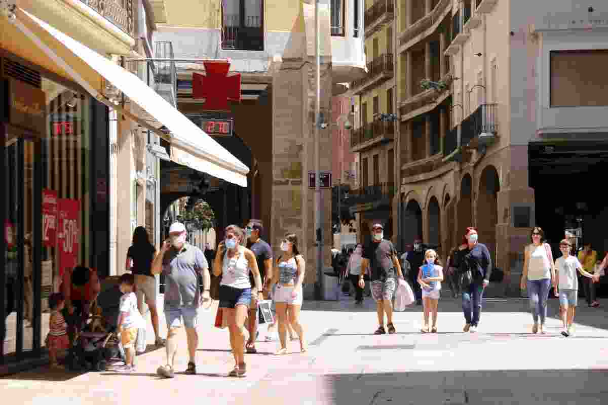 Diverses persones passejant amb mascareta per l'Eix Comercial de Lleida, a l'alÃ§ada de la plaÃ§a de la Paeria, el 5 de juliol de 2020