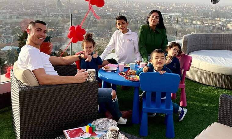 Cristiano Ronaldo i Georgina RodrÃ­guez estan a la terrassa amb els seus 4 fills