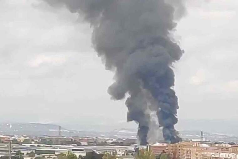 Enorme columna de fum d'un incendi en el polÃ­gon entre Aldaia i Xirivella (ValÃ¨ncia) vista des de Xirivella