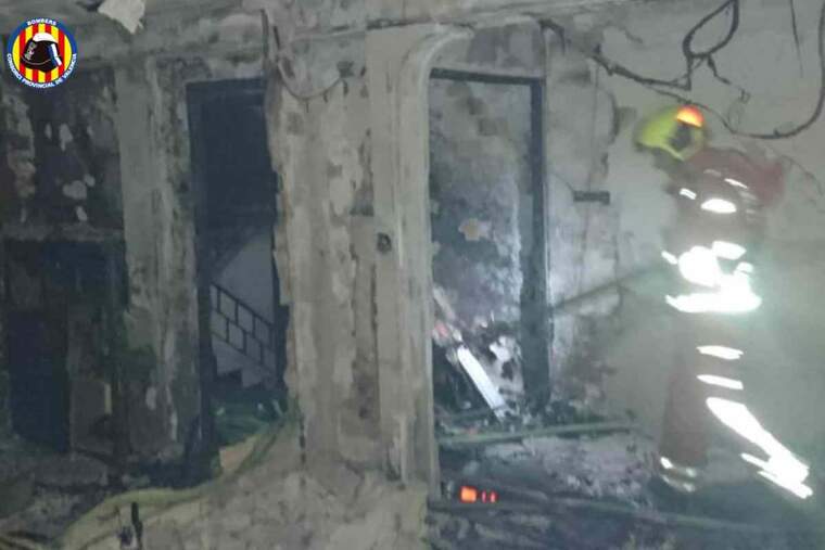 Incendi en l'interior finca de Xirivella amb un bomber