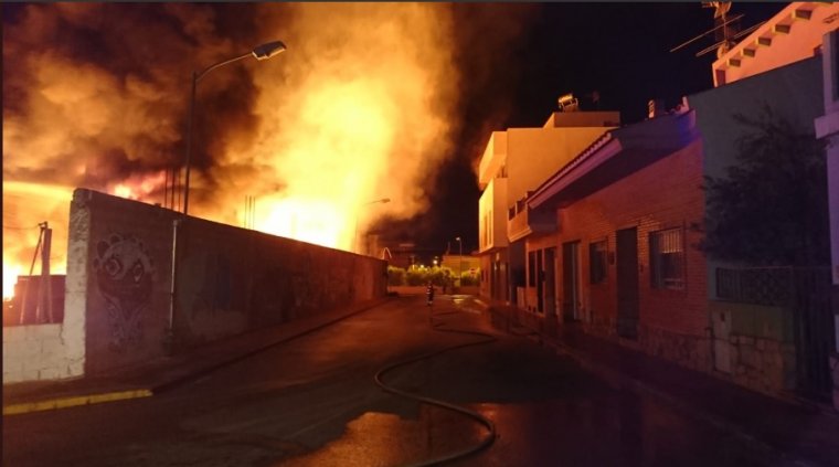 Imatge de l'incendi en la cooperativa d'Alginet