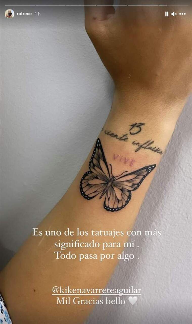 Tatuatge d'una papallona amb la paraula 'Vive' |@rotrece