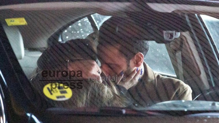 Isa Pantoja i Asraf fent-se petons al cotxe