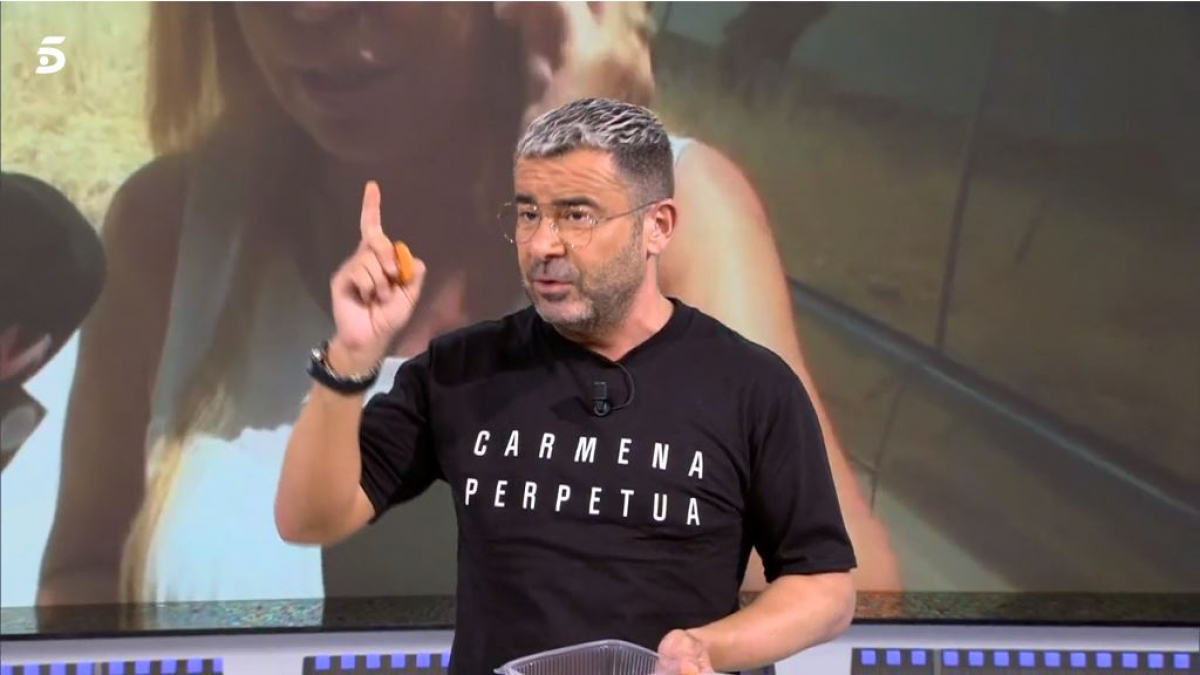 Jorge Javier amb la samarreta a favor de l'exalcaldessa de Madrid: Â«Carmena PerpetuaÂ»