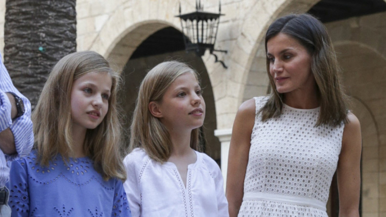 La reina LetÃ­cia ha volgut passar desapercebuda amb les seves filles durant el vol
