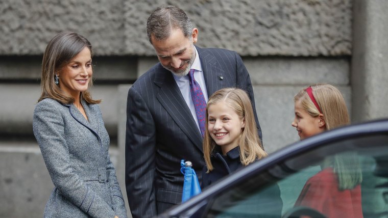 Els reis d'Espanya al costat de les seves filles, la princesa Elionor i la Infanta Sofia, en arribar a l'acte commemoratiu de la ConstituciÃ³ Espanyola