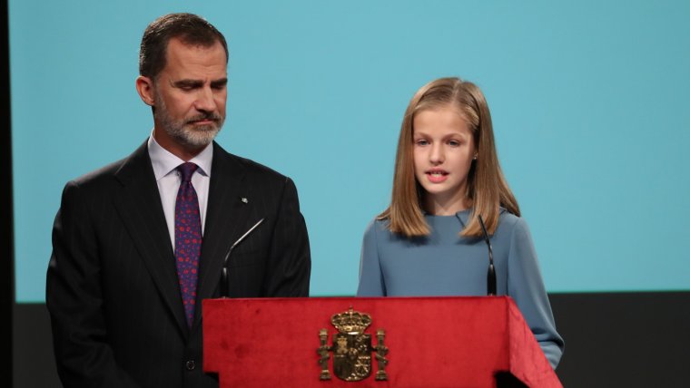 La princesa Elionor al costat del seu pare el rei Felip VI en el seu primer discurs