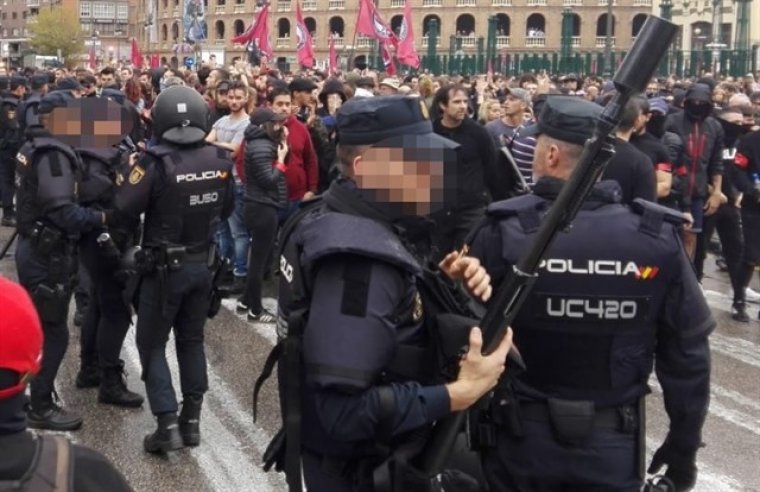 La Policia Nacional fent un cordÃ³ per flanquejar la manifestaciÃ³ i contindre els possibles conflictes