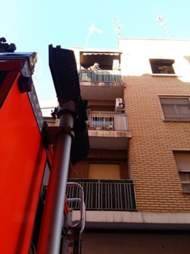 Els bombers rescatant els afectats per l'incendi en Aldaia