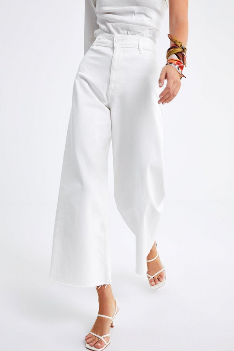 Els texans de Sara Carbonero nomÃ©s estan disponibles en color blanc