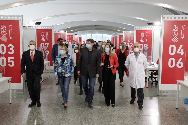 Ximo Puig i Ana BarcelÃ³ visitant el punt de vacunaciÃ³ en la Ciutat de les Arts i les CiÃ¨ncies acompanyats del personal sanitari.