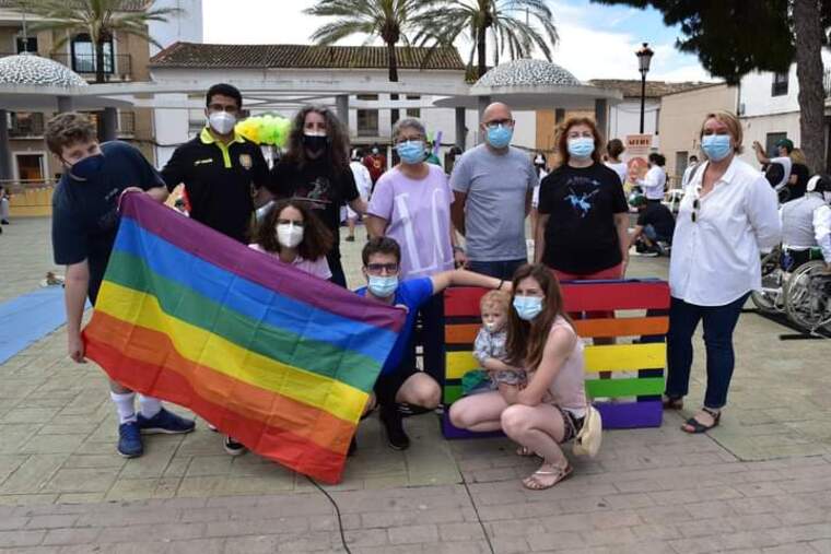 Esportistes d'esgrima amb banderes LGBT | La robera sala d'armes