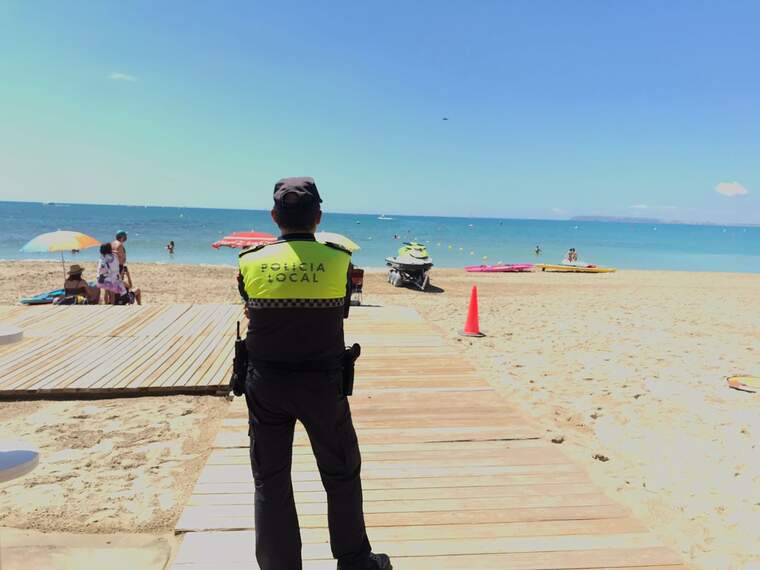 Policia vigilant el la platja El Campello|Ajuntament Alacant