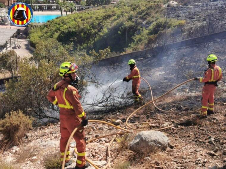Bombers apagant el foc prop d'Aquopolis en Cullera| Consorci de Bombers