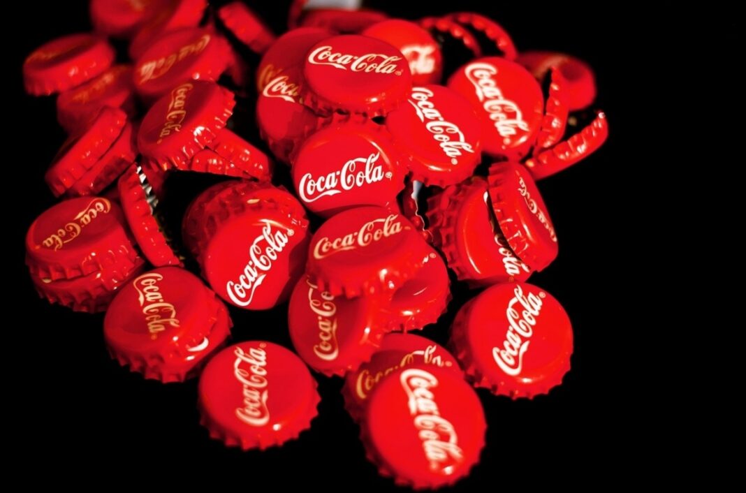 Una muntanya de taps de Coca-Cola