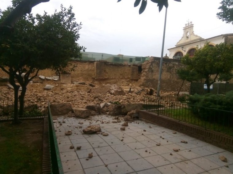Cau part del mur del Pati de les Sitges de Burjassot per les fortes pluges