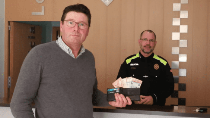 Un sensesostre retorna una cartera amb mil euros que va perdre un veí de Vinaròs