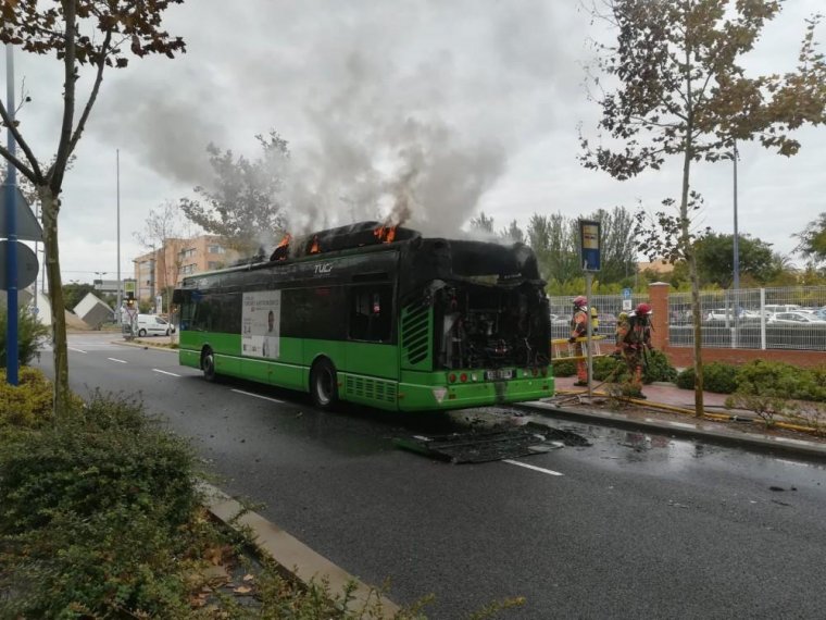 S'incendia un autobús de la línia 3 de Castelló en l'accés a la UJI