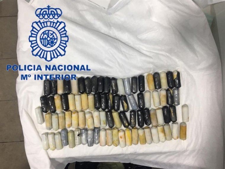 Detingut per volar de Lisboa a València amb 89 bellotes de cocaïna dins del cos