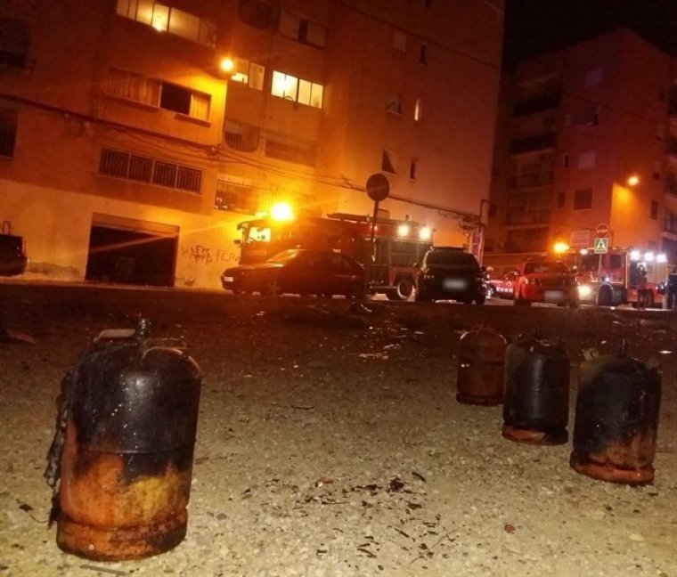 Desallotjats 30 veïns per l'incendi en un habitatge de Paterna que emmagatzemava tres bombones de butà