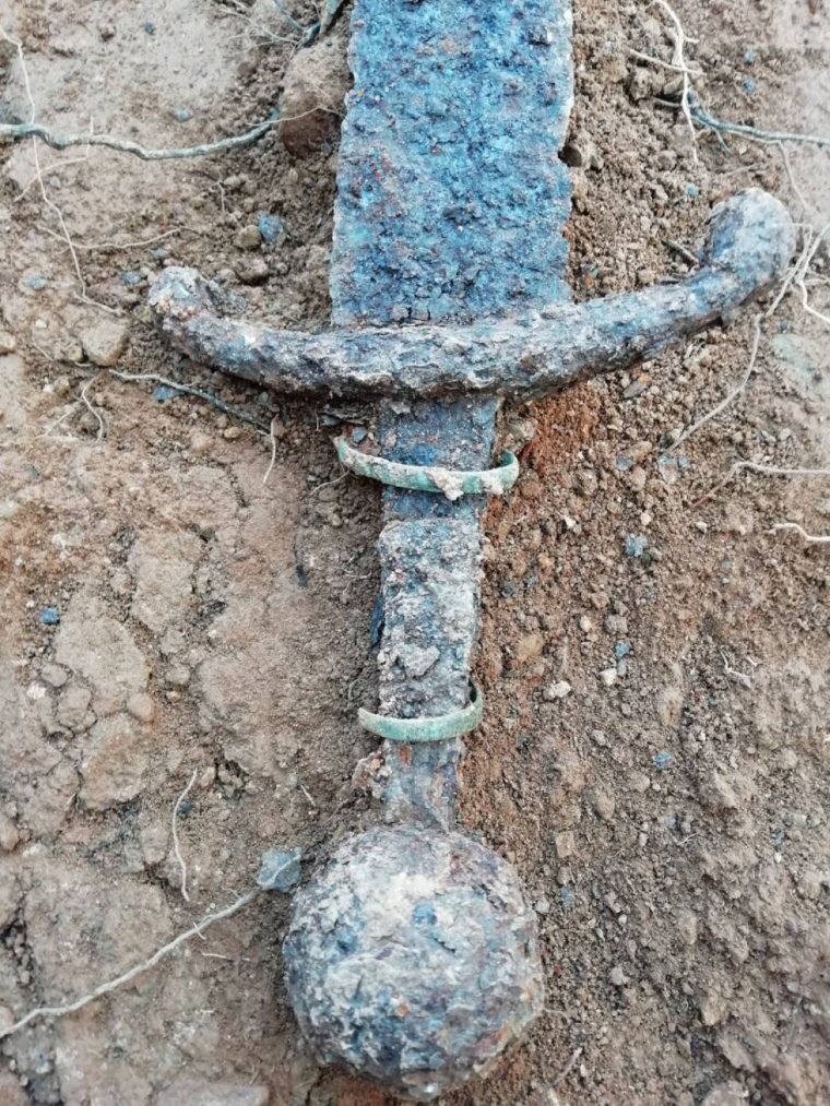 Troben una espasa medieval en les obres del castell d'Ahín