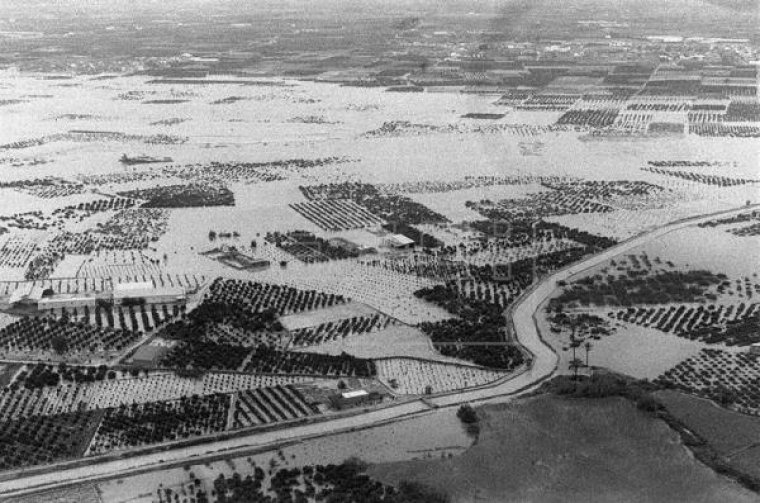 Vista panoràmica de la ciutat d'Alzira, totalment inundada i incomunicada, en una imatge del 21 d'octubre de 1982